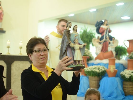 Imagem da Sagrada Família peregrina pelas comarcas da Diocese de Criciúma